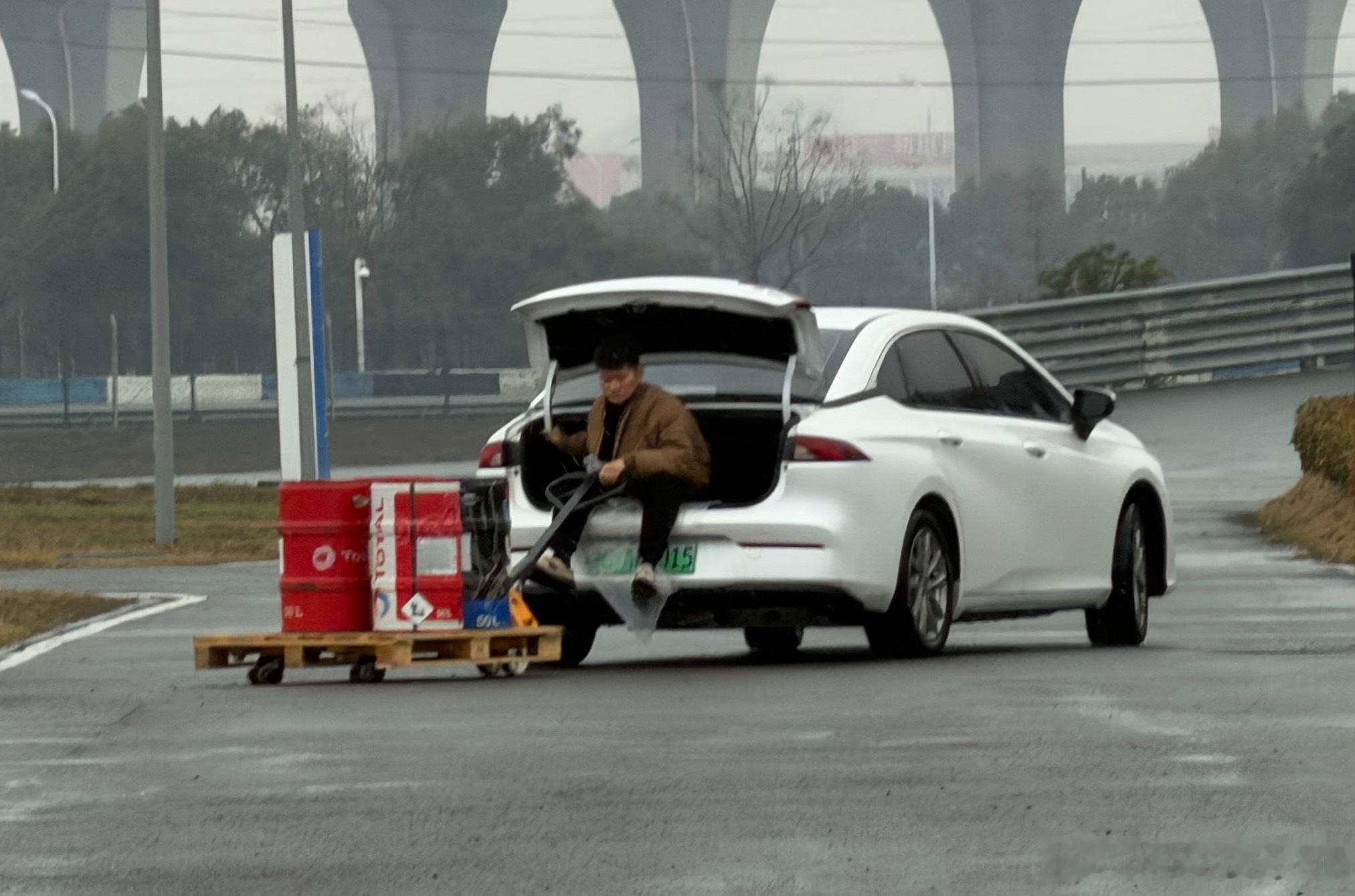 离老远看他拖着板车开过来，我琢磨半天这咋固定的？直到开过去，原来是人工智能牵引装