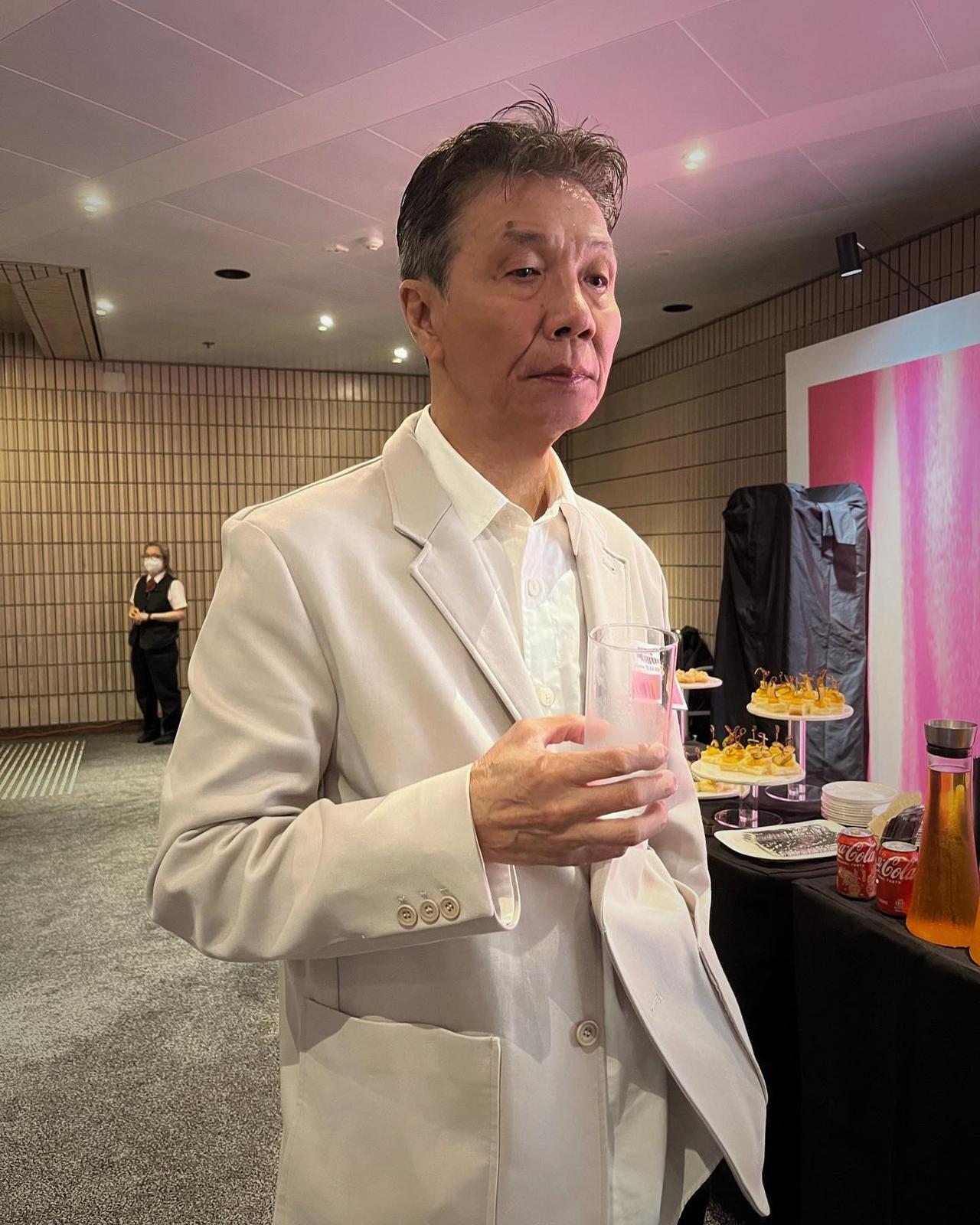 当年他跟着成龙拍戏，一直都是饰演配角，想不到现在电影圈混得风山水起，很多人小时候