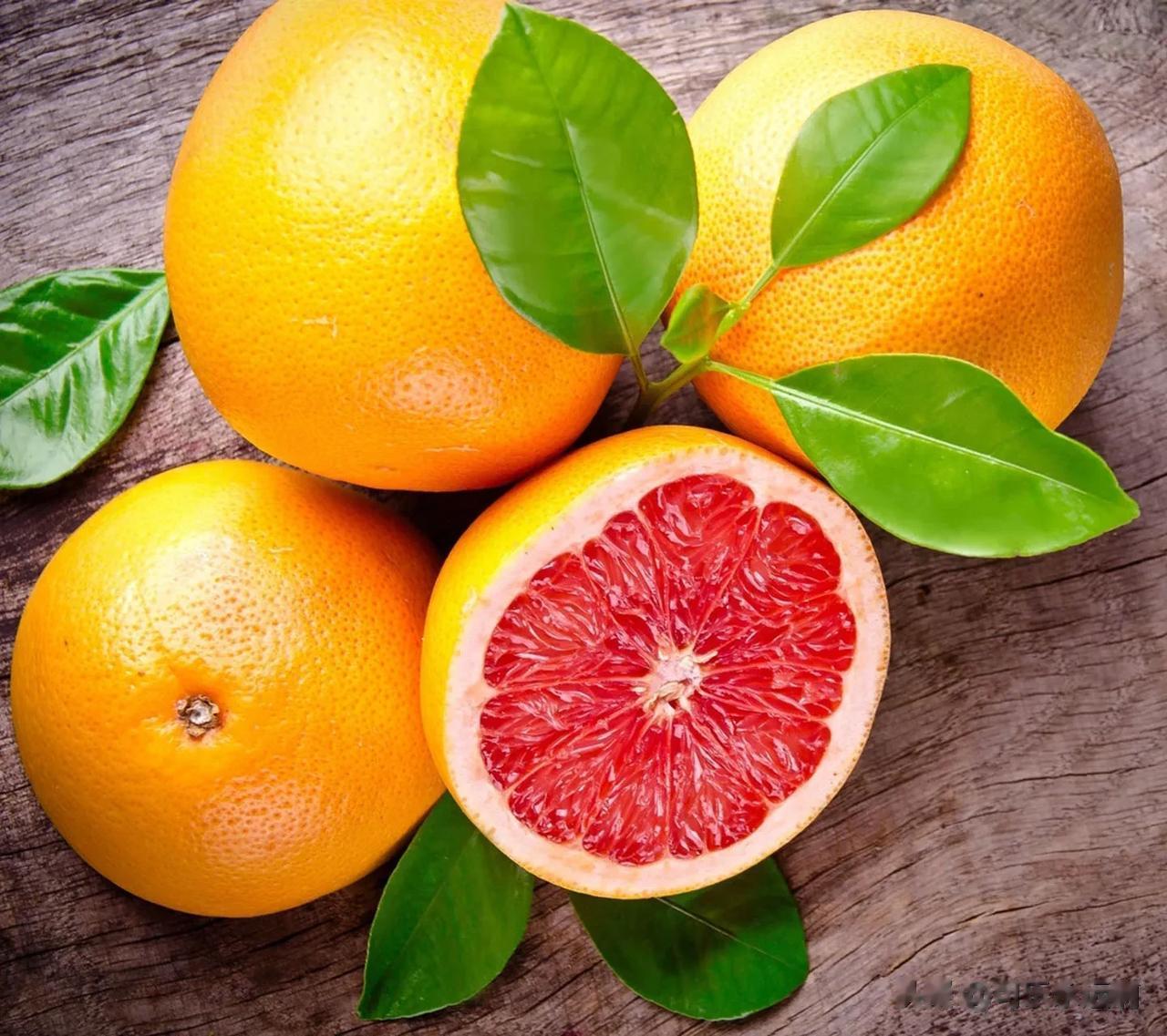 #记录我的2023# 
#我家餐桌入秋了# 
西柚是含糖比较少的水果
它含有的维