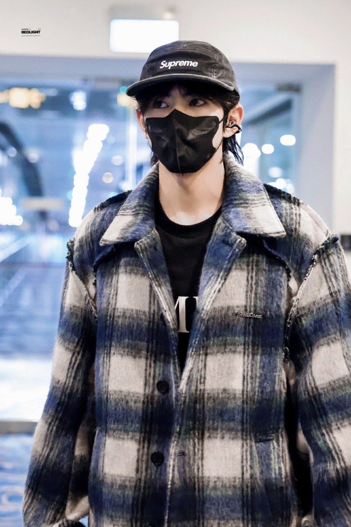 刘轩丞新加坡路透，刘轩丞格子衫牛仔裤清爽look，看得出男大感满分轩丞上线啦，期