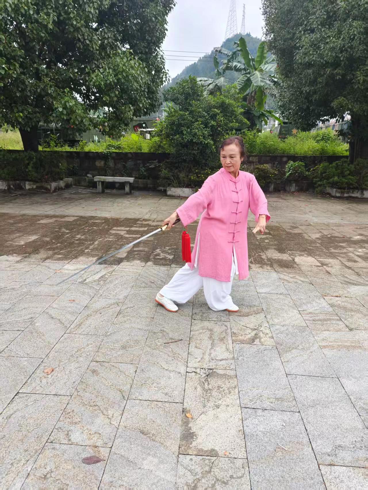 @十载春秋，同修太极。从起势的笨拙到云手的流畅，从相识的陌生到相知的默契。晨光里