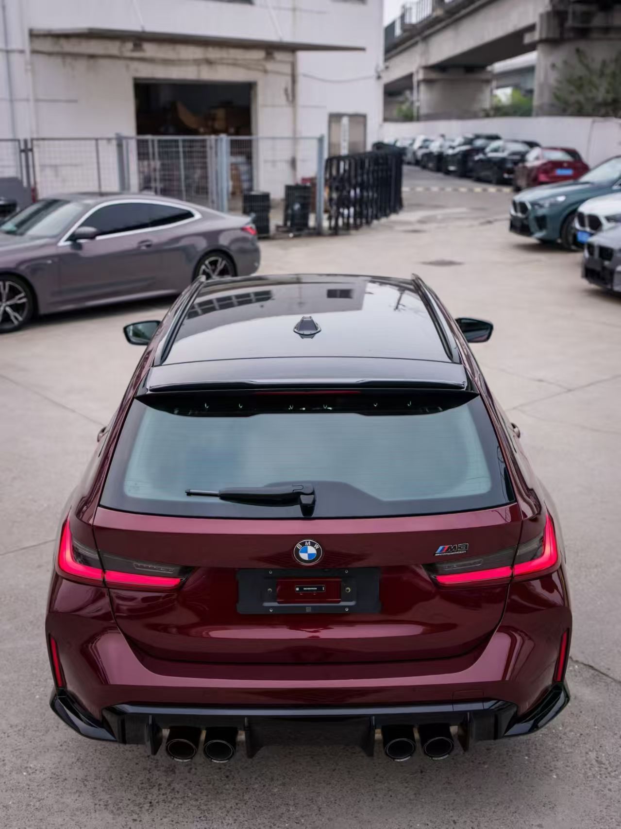 哥们的 M3 Touring 到了。沙金石红，可太漂亮了。很少见这色儿。别不正经