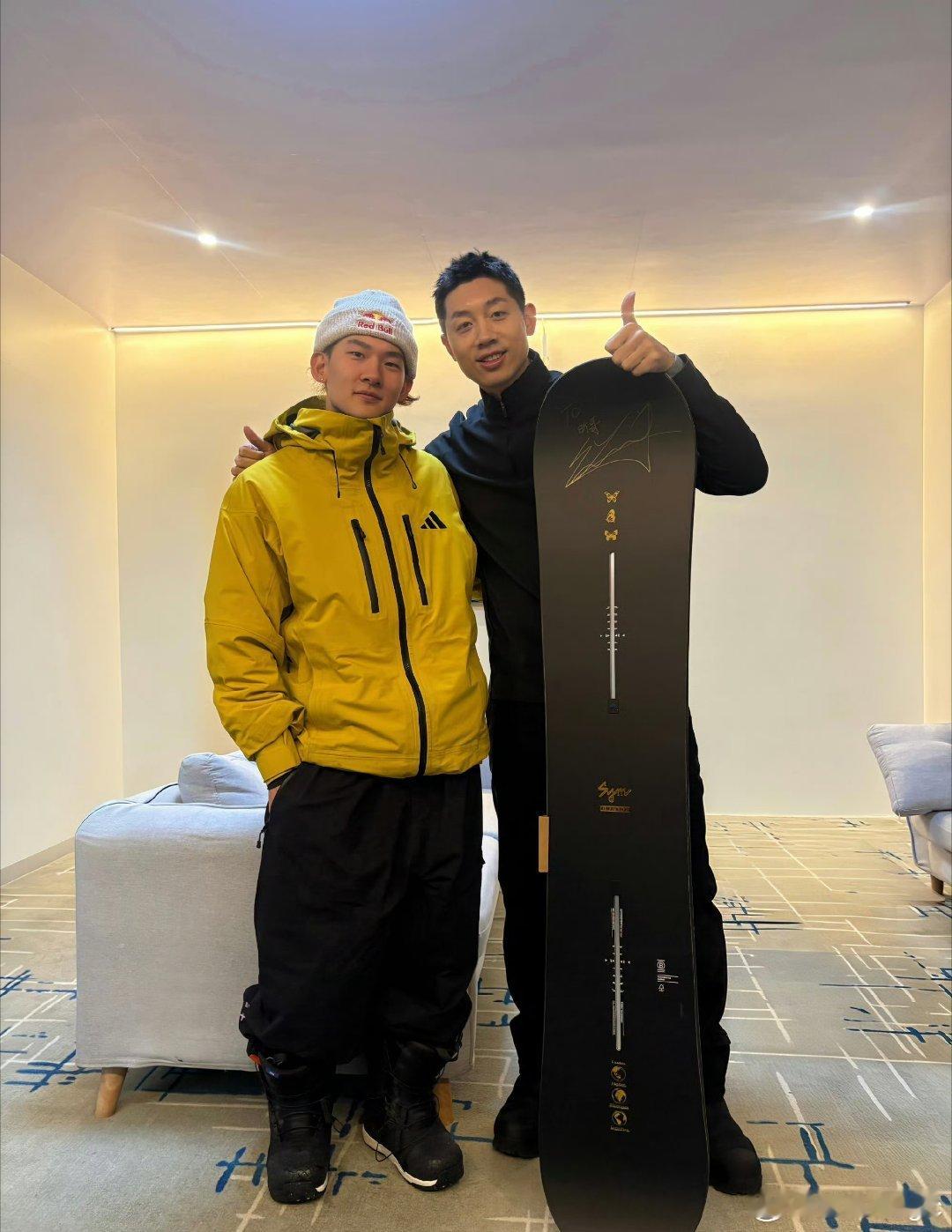 许昕夸苏翊鸣太帅了许昕晒和苏翊鸣合照发文说：“太帅了！！！三跳都是高分！！”并晒