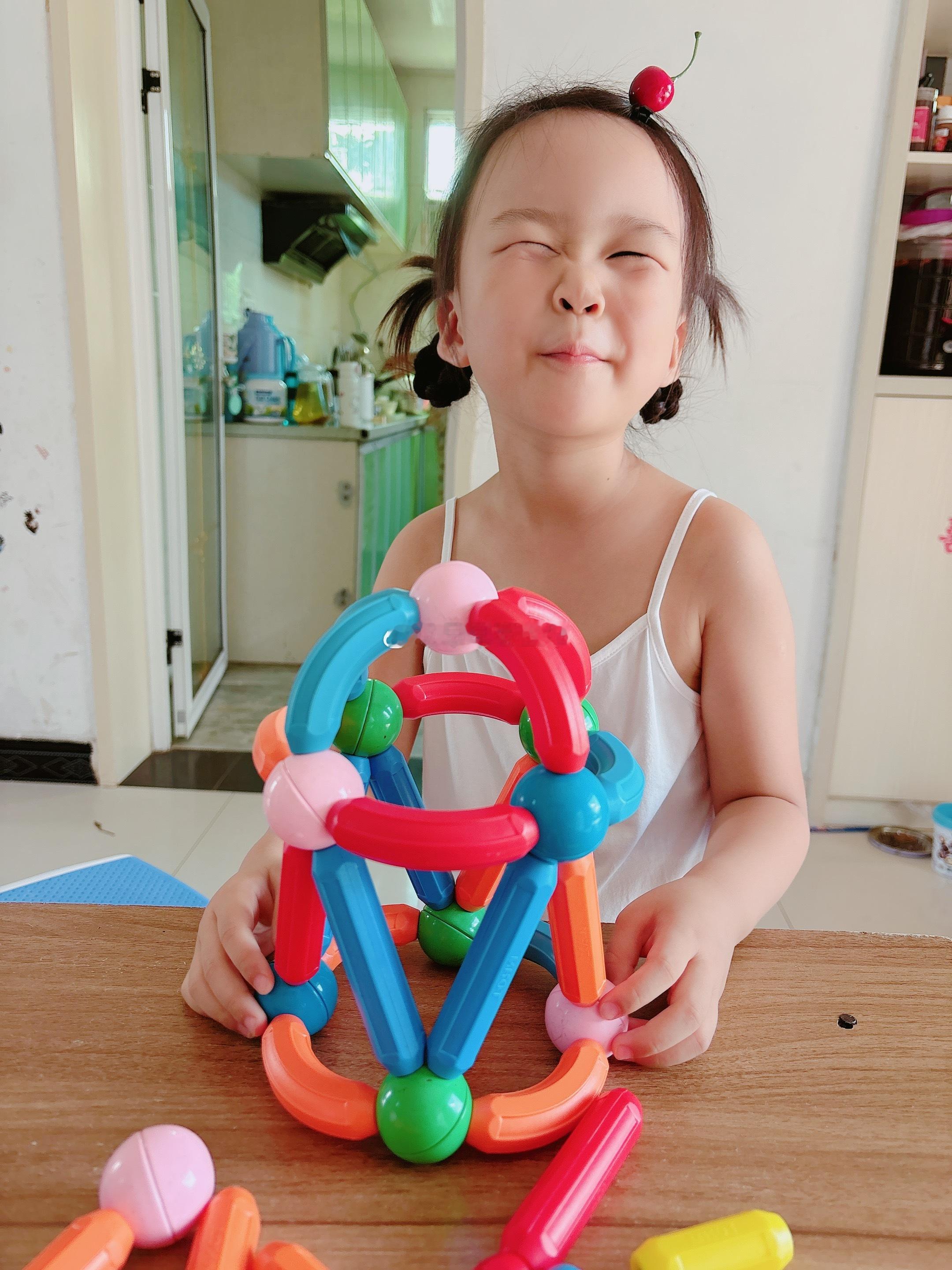 又是拼磁力棒的一天‼️今天是自己自由拼搭，自由发挥～变变变，从小兔子🐰变成消防