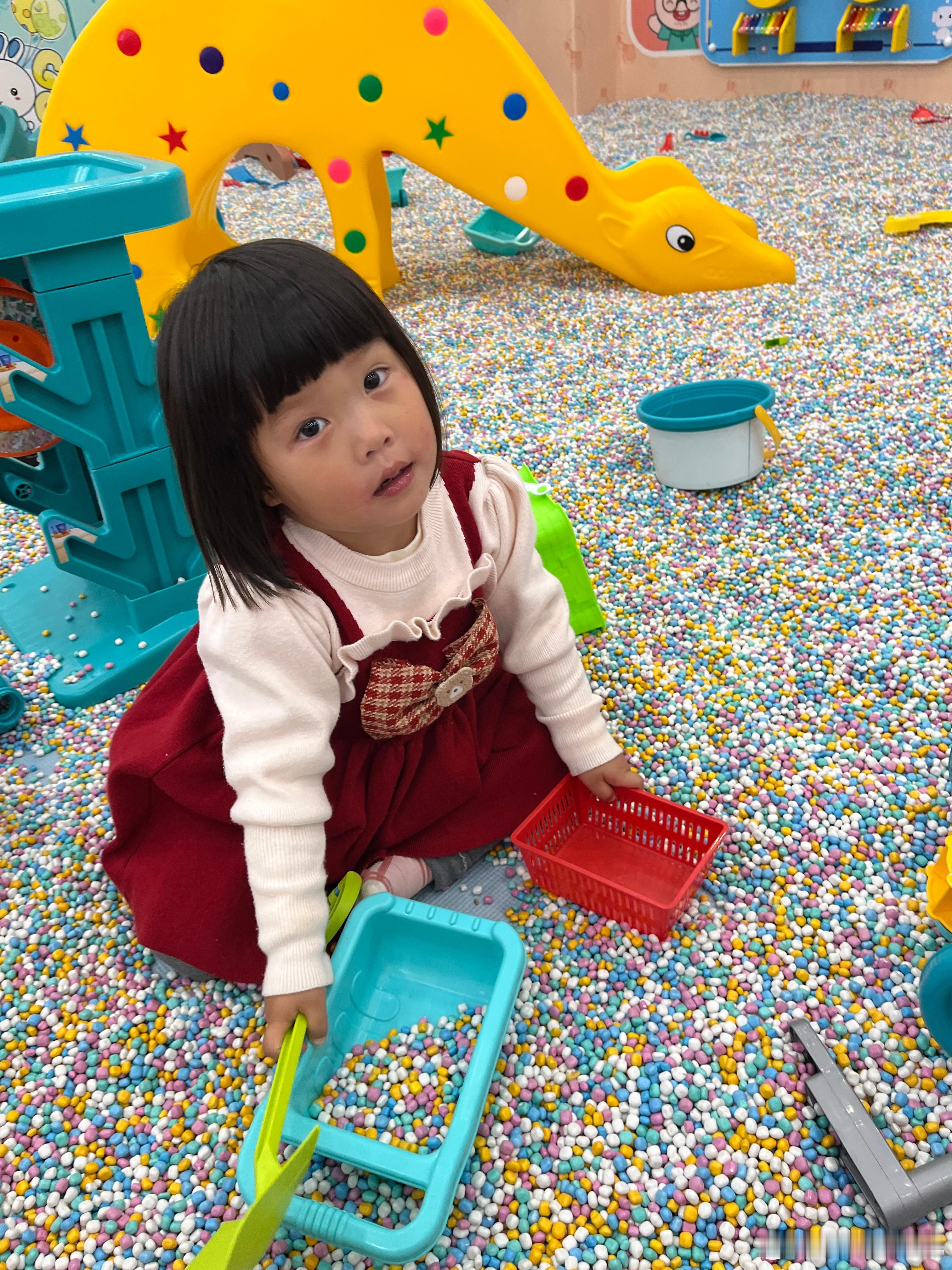 要给我做蛋糕吃，还要我用手机扫码，还挺会。还可以再玩一次沙子，期间进来一个小男孩