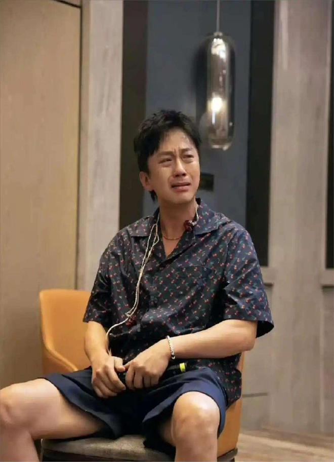 鹿晗近期演唱会引发关注，身体消瘦，状态引人担忧。他与关晓彤的感情状态成谜，传闻称