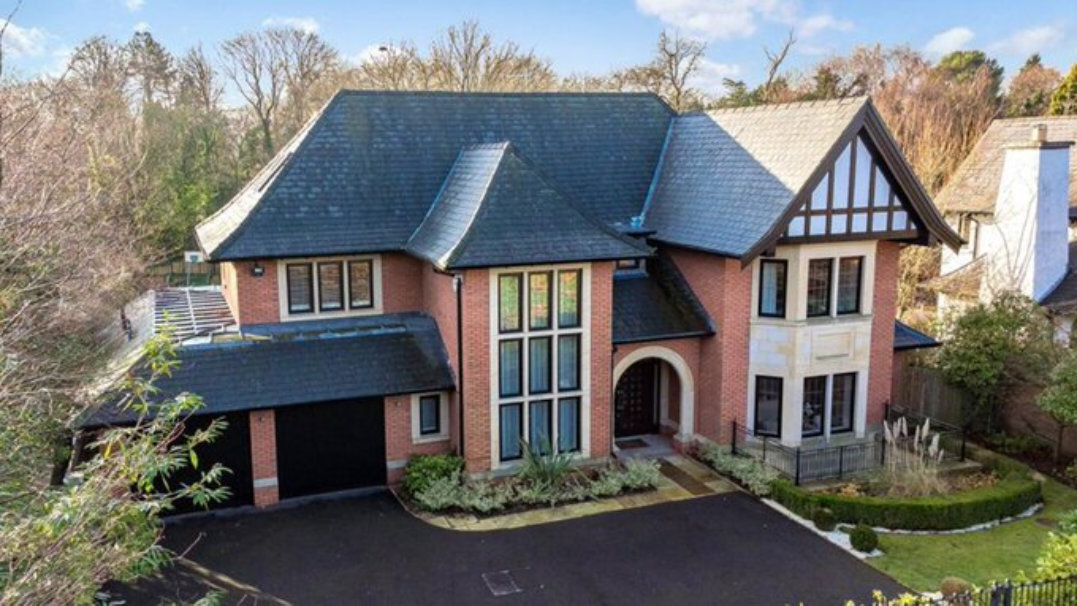 孔帕尼已将他在柴郡的豪宅以345万英镑的价格挂牌出售，因为他似乎将携家人继续留在