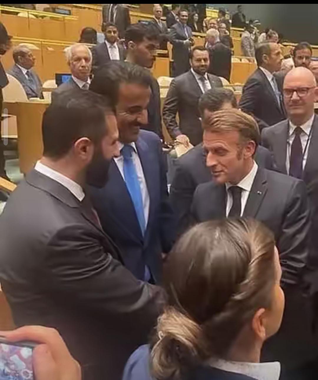 专程等候马克龙  
今天的纽约联合国大会上，轮到法国总统马克龙发言时，他在现场宣