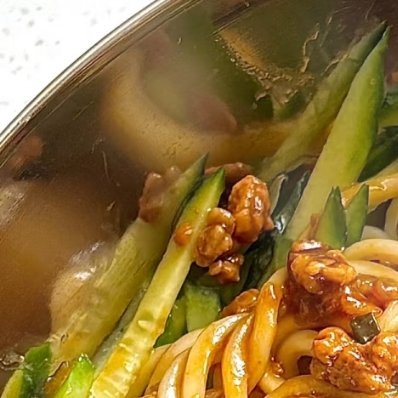 🍜😋宝子们，今天给大家分享一道炸酱面，既简单又美味的佳肴。🥳 只要准备好材