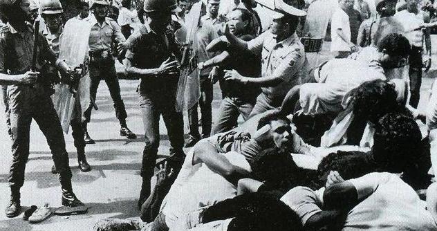 1965年，印尼布兰塔斯河，漂着大量华人尸体，河水被血水染红，这场有组织的屠杀，