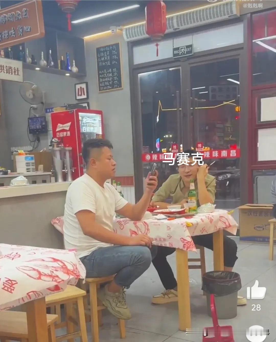 猪队友就是祸害！昨晚凌晨1点女孩王某同朋友在饭店吃夜宵，一陌生男子闵某经过其身边