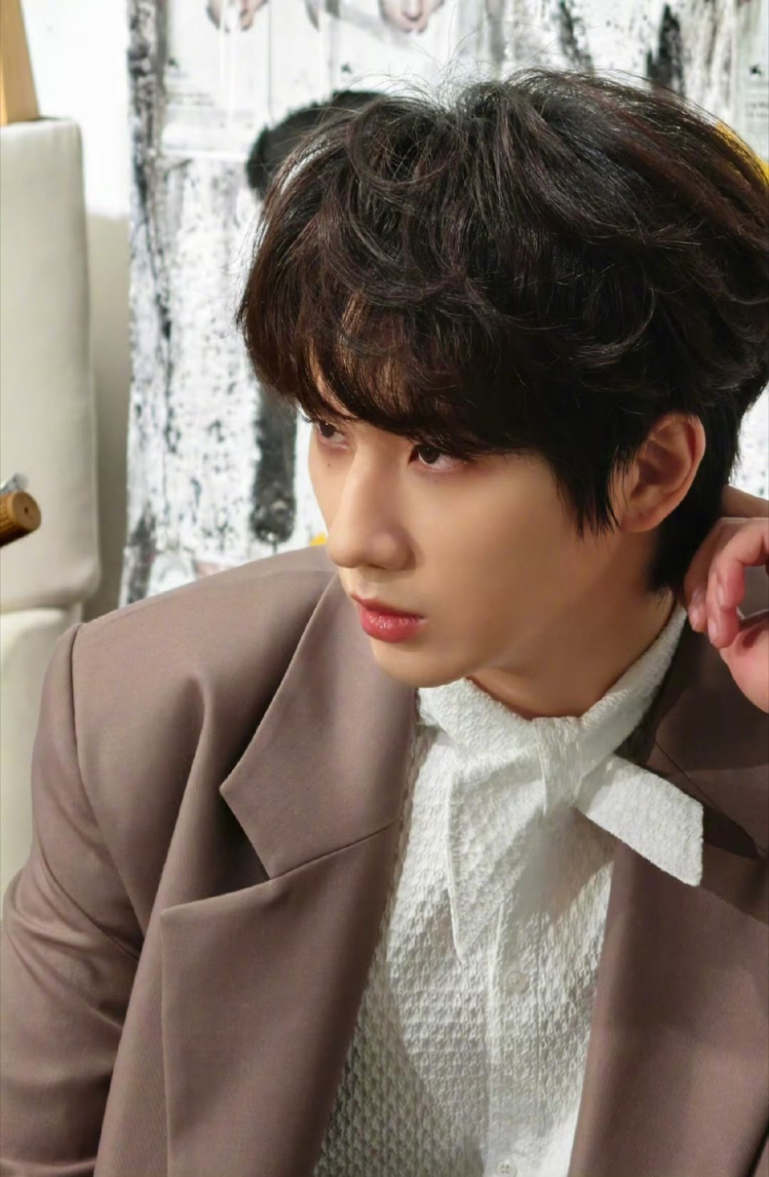 一条来自李老师李宏毅的帅照掉落，复古风帅气又稳重！