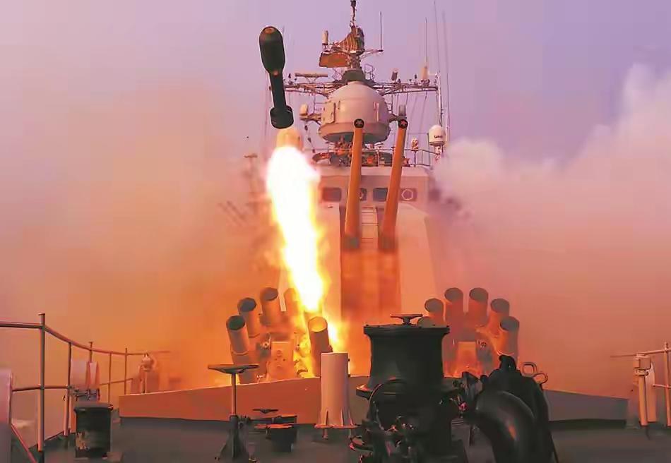 无人机的出现让战场一下子就灵动起来了，一个个小精灵漫天飞舞，把危险带给战场。同时