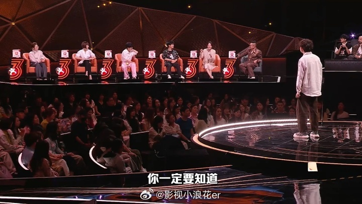 闫妮：学历不重要，我也中专。小奇：校友啊！这对话直接把“人生导师”变成了“师姐”