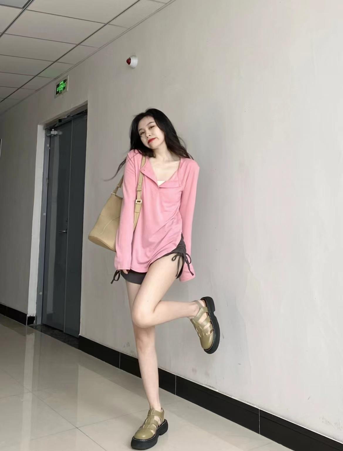 如果说夏天穿什么衣服最舒适，那毫无疑问是针织面料的衣服了。
初夏季节，大街上的短