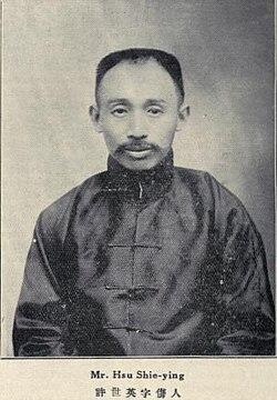 1910年，巴黎。一个留着辫子的清朝官员，大摇大摆地坐在台下，把一场脱衣舞从头看