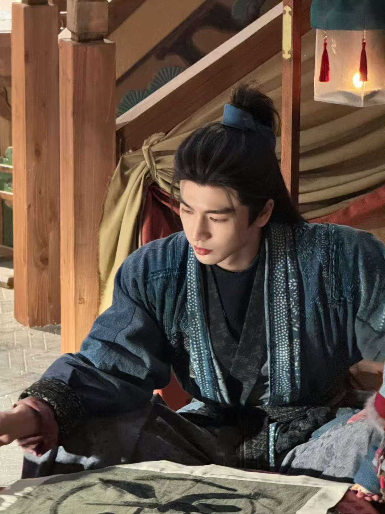 张凌赫案前灯下张凌赫研磨落笔张凌赫案前灯下，哇塞哇塞，蛙趣爱了 