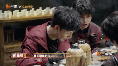 周笔畅彭昱畅王楚然好糟糕的姿势 《密室大逃脱7》又有爆笑名场面了！彭彭一如既往的