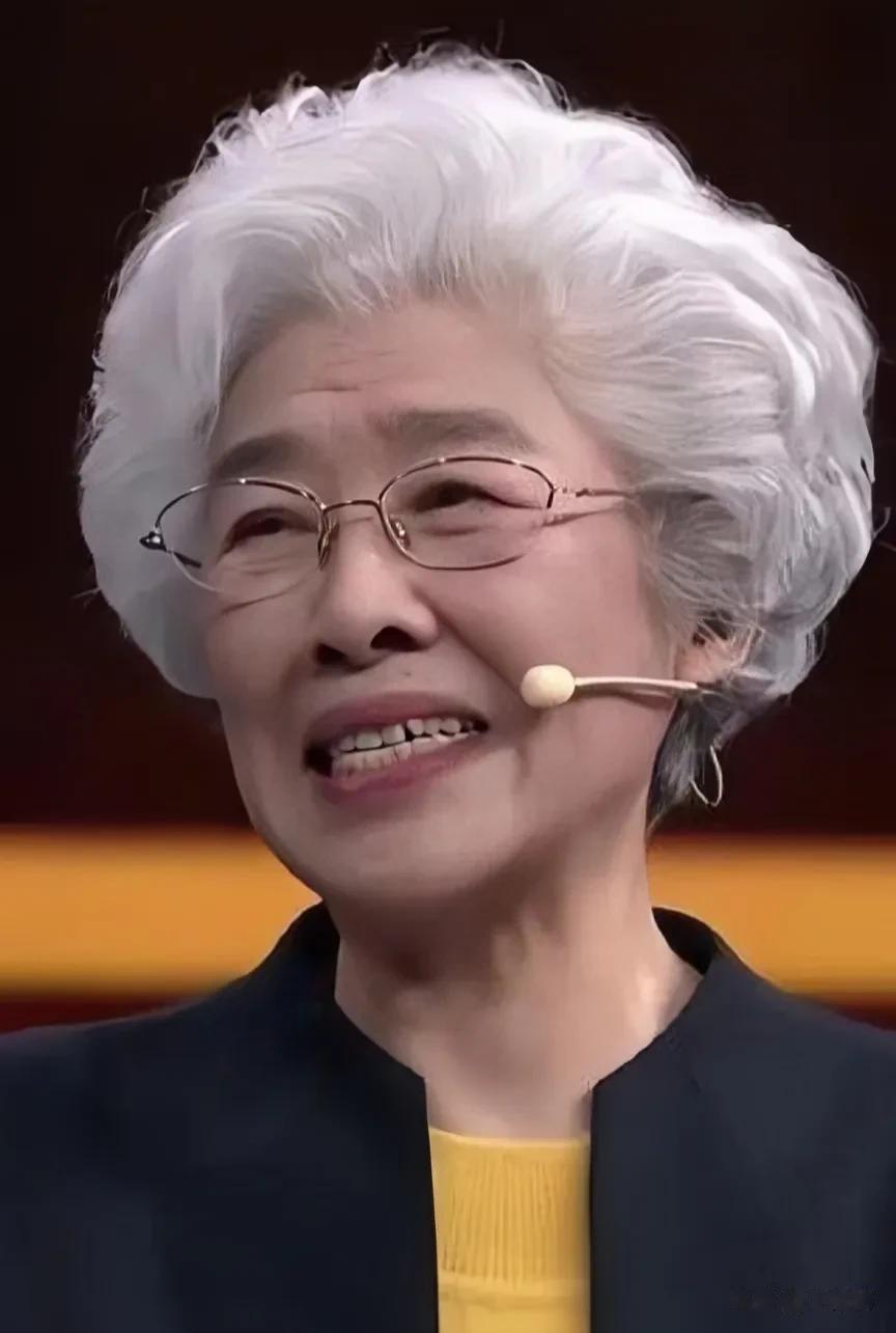 穿了一双掉渣的皮鞋，让她在央视大舞台上出尽了“洋相”，那句解释“这双鞋我穿了好多