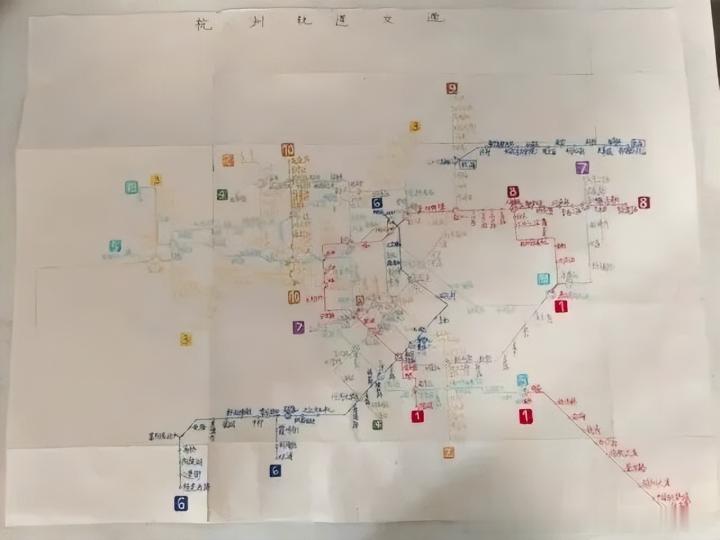 【9岁男孩痴迷地铁一天坐213公里 】杭州地铁杭州9岁男孩小远是个十足地铁迷，（