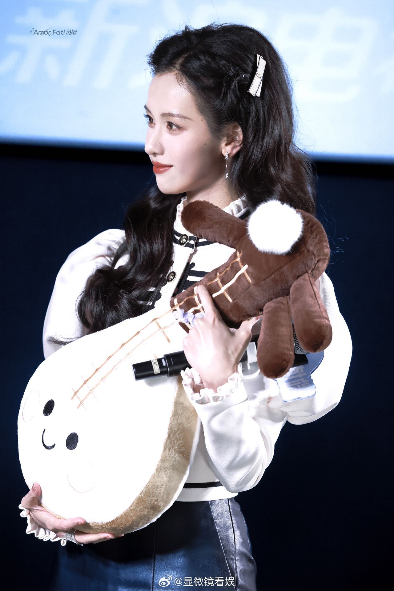 陈都灵骑士公主装 今天的如此之美萌，公主头加上骑士装，是公主又是王子，小巧思被我