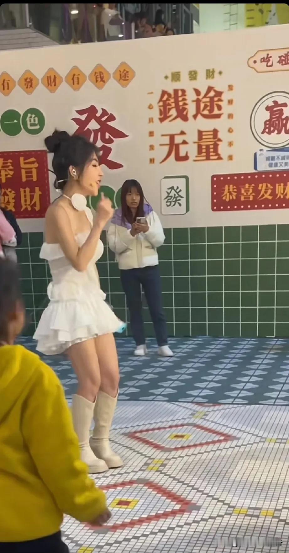 如果你对着手机唱首歌，扭扭腰，动动胯，喊几句家人们，就能收入100元，你还会有什