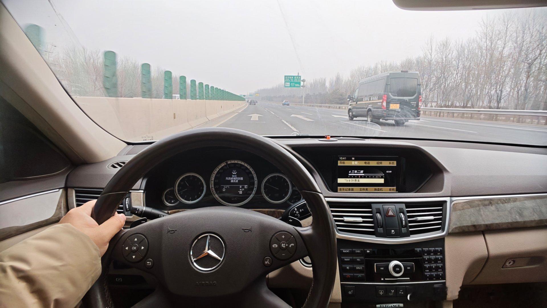 奔驰140岁生日。今天拍个经典老奔E，大家和这车有什么故事？关于它有什么想知道的