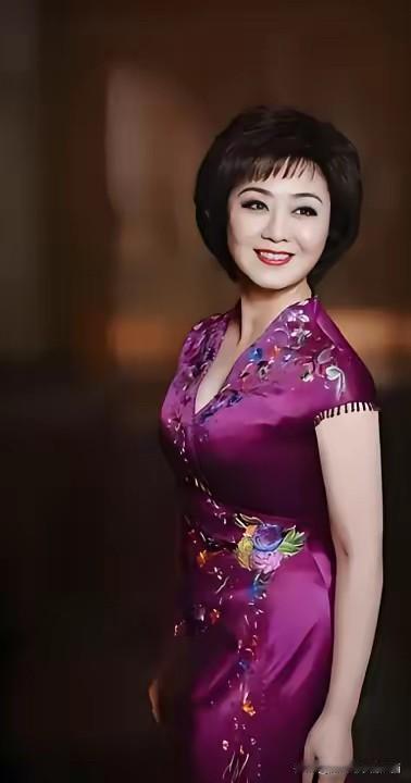 她长得这么好看，即使只是穿简单的一件旗袍，但她骨子里面的美，却能让你眼前一亮。她