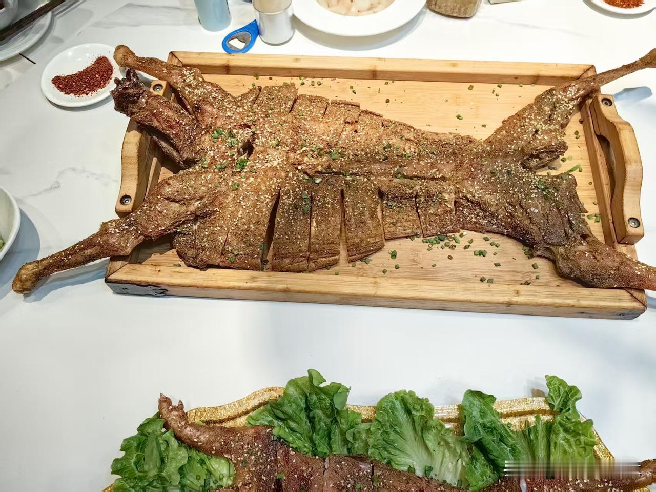第一次吃烤全羊烤乳猪，有点新奇。