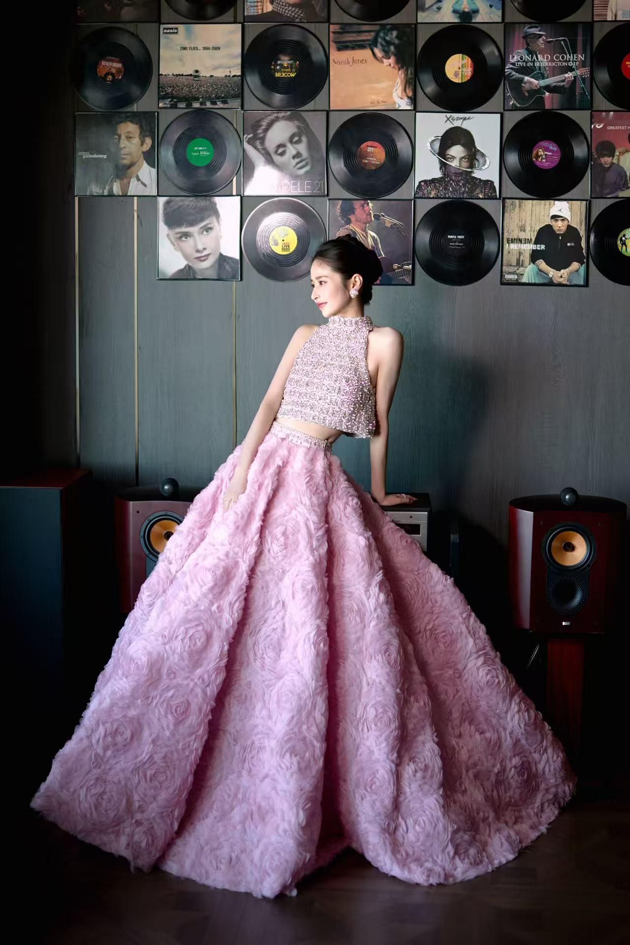 万花丛中过颖儿占春色 在星光大赏的红毯造型，真是让人眼前一亮！冬日的红毯上，这一