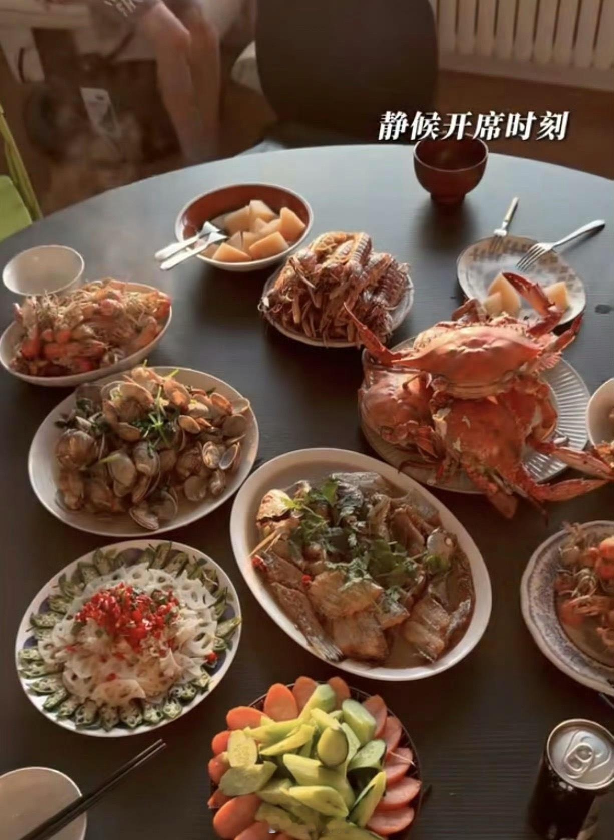 董洁朋友家聚会下厨👩🍳一个人直接搞定10道硬菜！围着围裙在厨房忙活，满满一桌