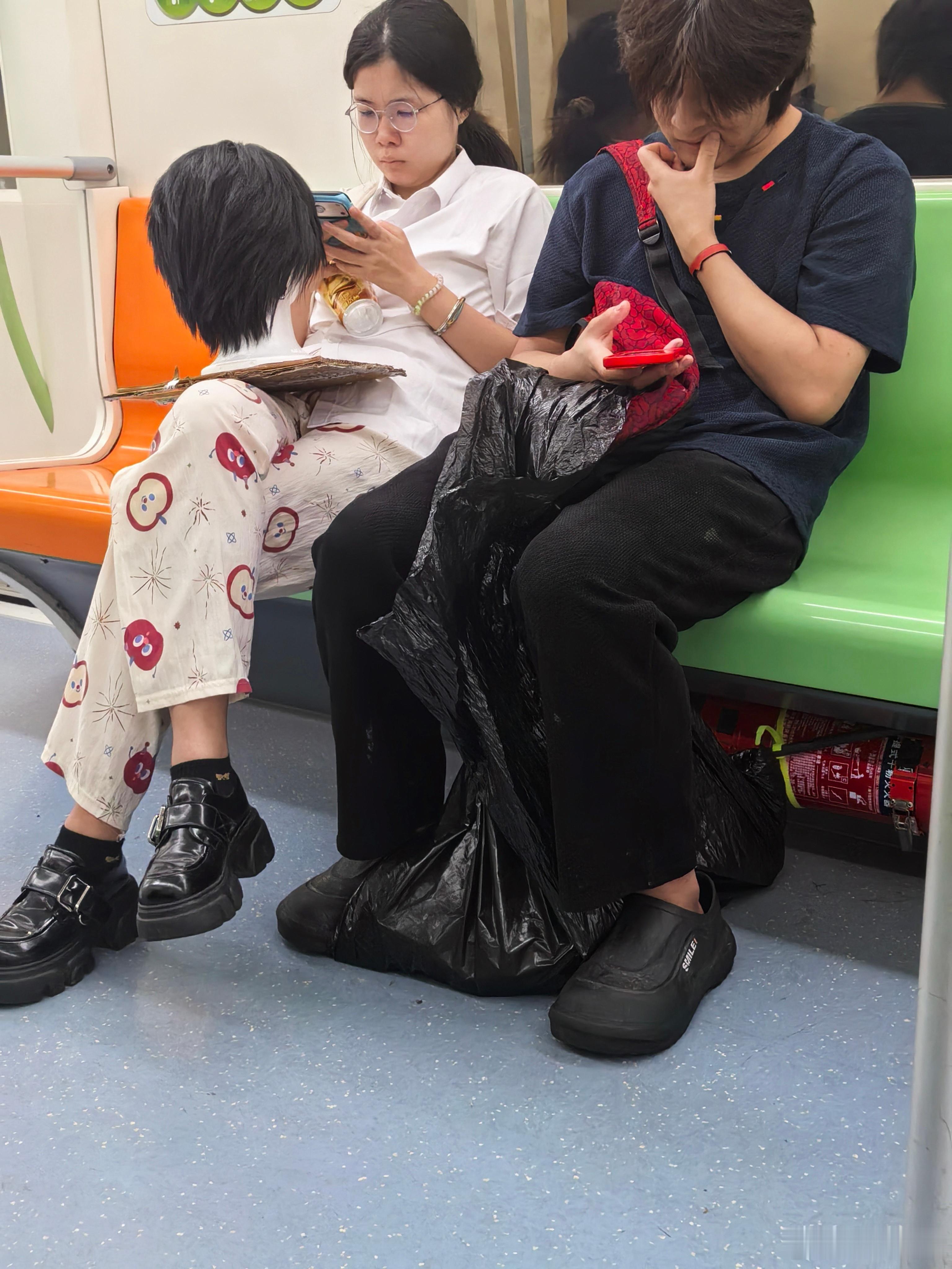 刷微博，一抬头，吓我一跳！这位大姐你抱着假发的脑袋坐车啊？[污][污][污]吓死