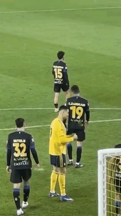 梅西是表演赛，C罗也是表演赛。
梅西的表演赛，观众在鼓掌。
C罗的表演赛，观众在