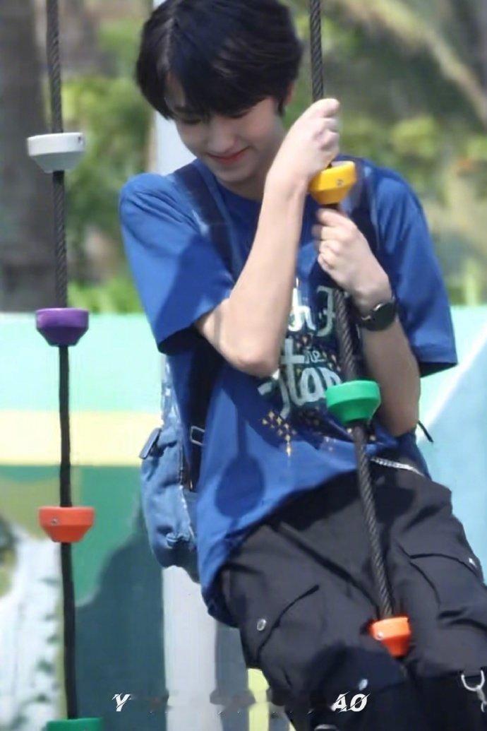 左奇函爬绳梦回小时候左奇函你根本没长大 左奇函爬绳路透可爱超标~一举一动都和记忆