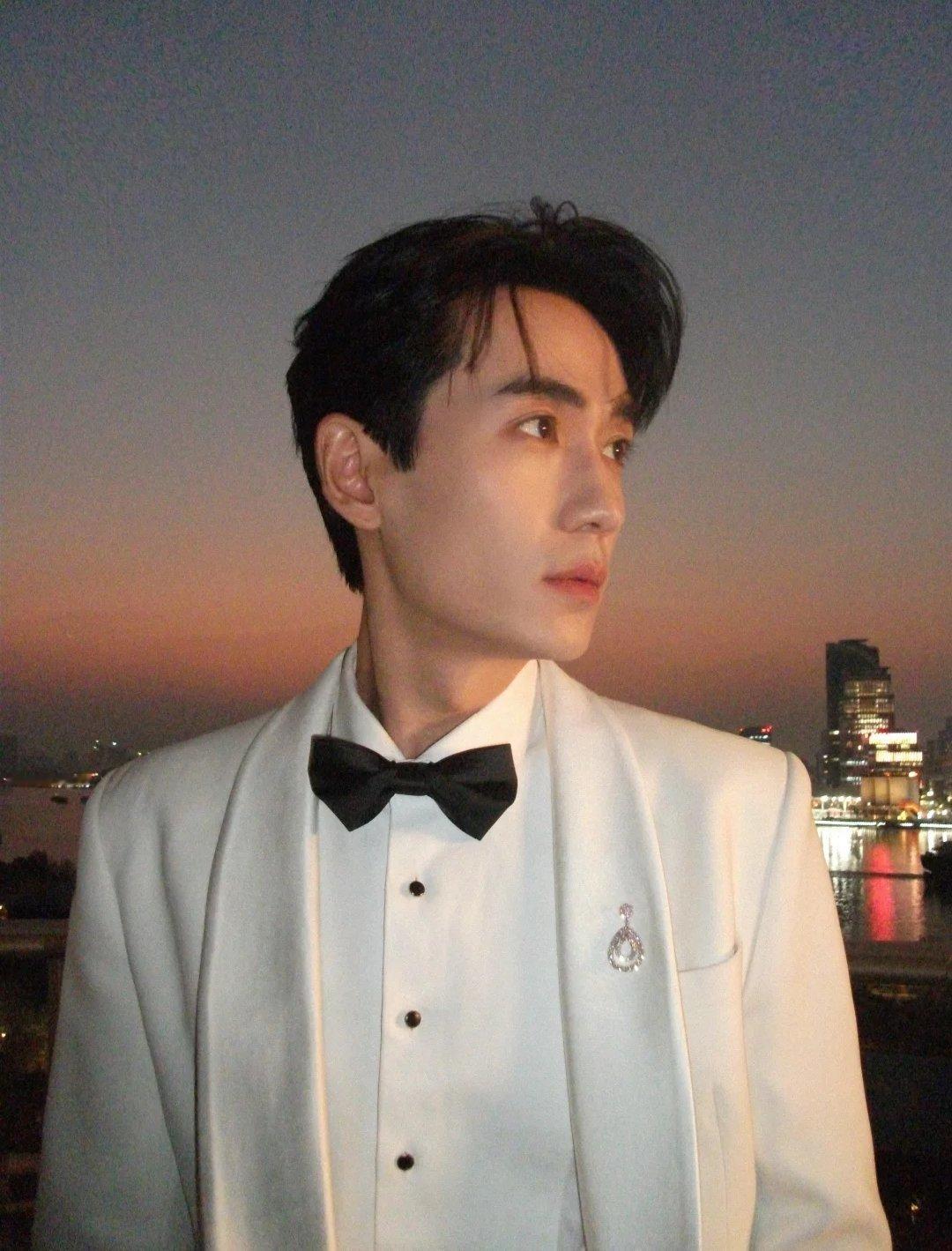 明星丨日常白西装的朱一龙～ 