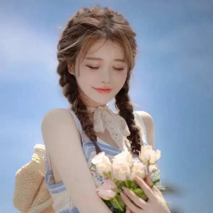 甜美少女手捧鲜花，温柔在阳光下绽放。少女感笑容 少女感微笑女孩 美少女的微笑 阳