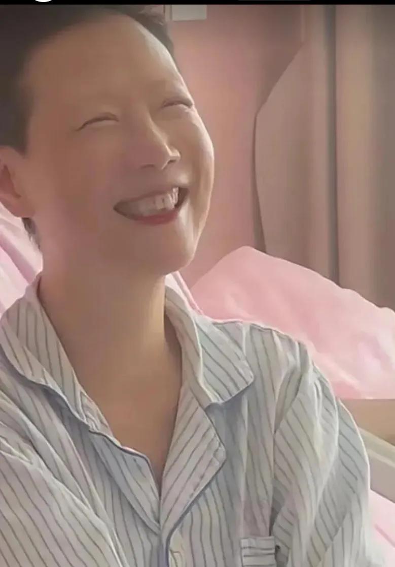 最近被她圈粉了。
叶檀，财经大咖，纵横央视财经多年，去年检查出来乳腺癌并转移到脊