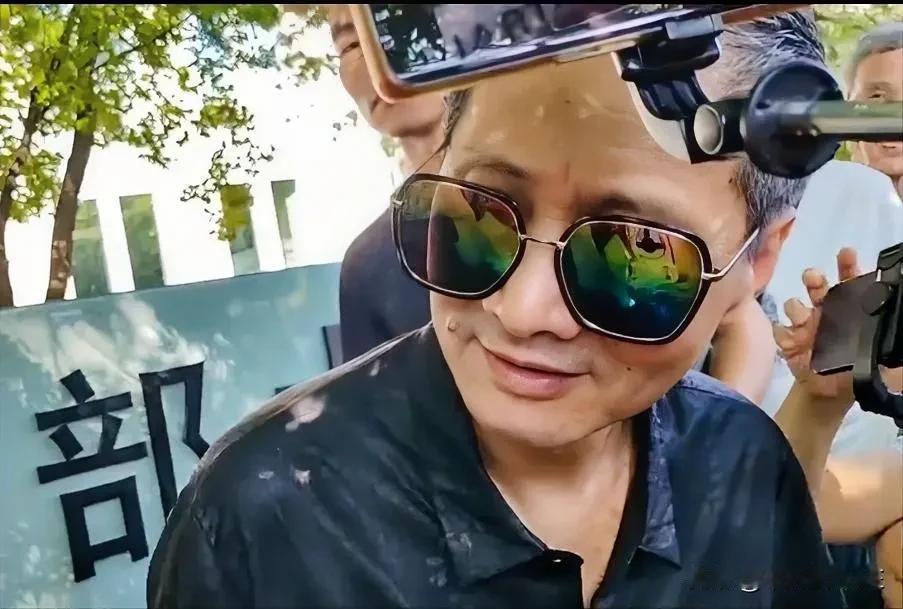 在今日（10月10日）的股市交易结束后，部分投资者损失惨重，尤其受到广泛关注的两