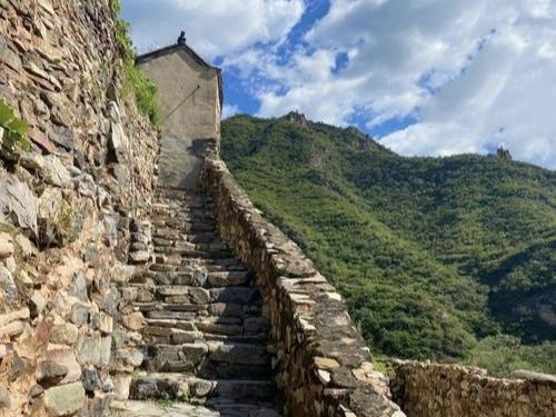 深藏京西群山之中的爨底下村，人称北京小布达拉宫。

这里曾是京西古道上的重要驿站