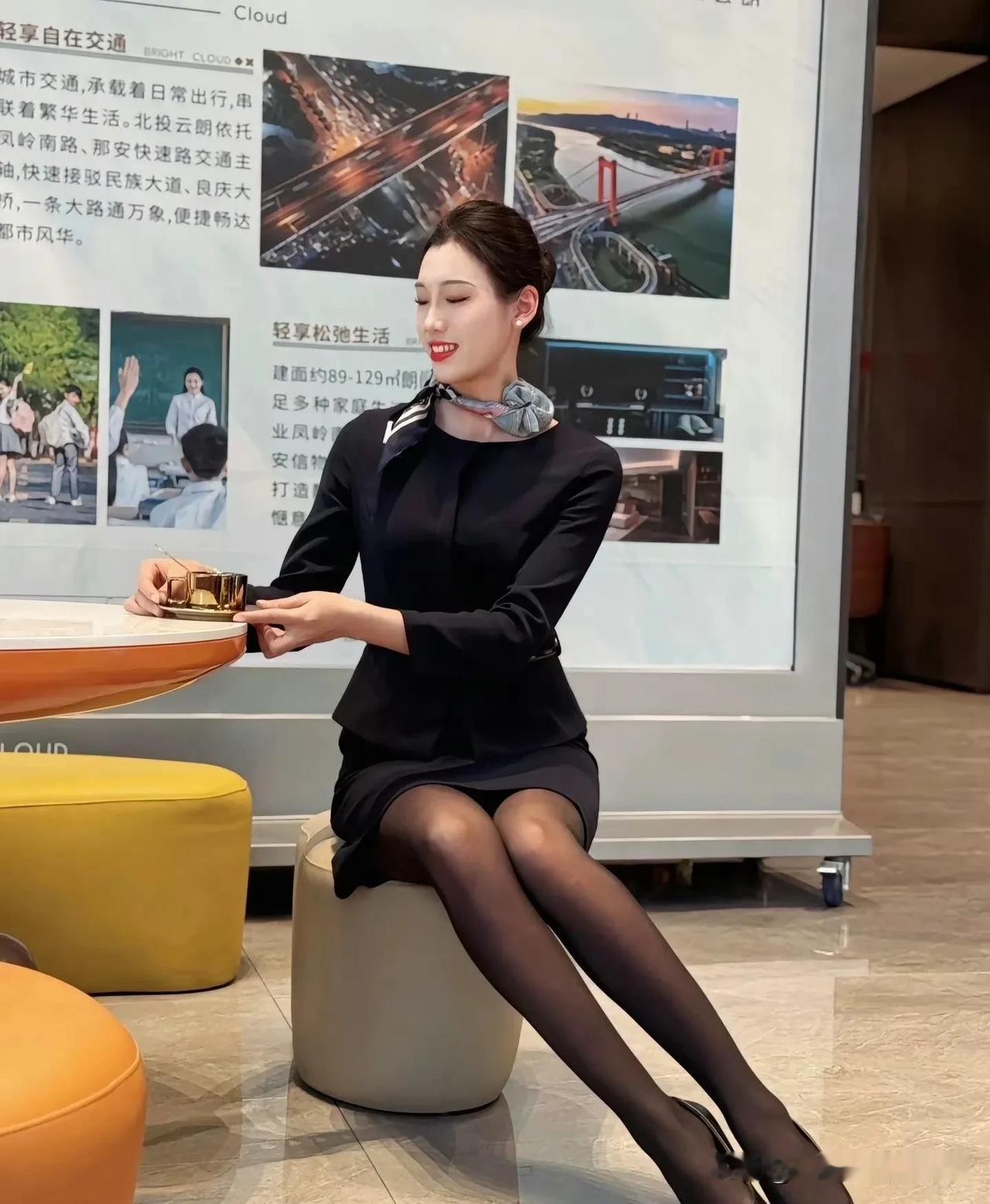 从她身边走过，你能做到目不斜视吗？