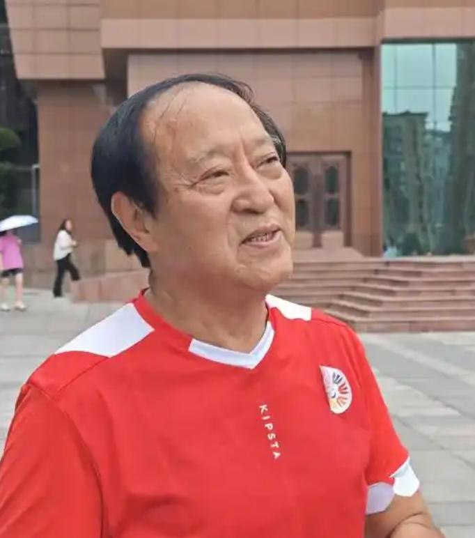 76岁牛群挤地铁，儿子接盘晚年，这对父子什么剧本？
清晨六点的天通苑地铁站，牛群