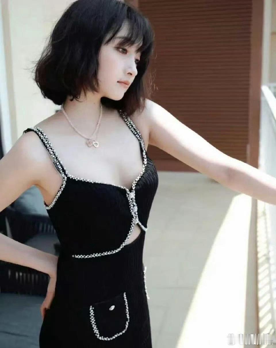 关晓彤剪短发后显得年龄小了，衣服反倒不合适了 