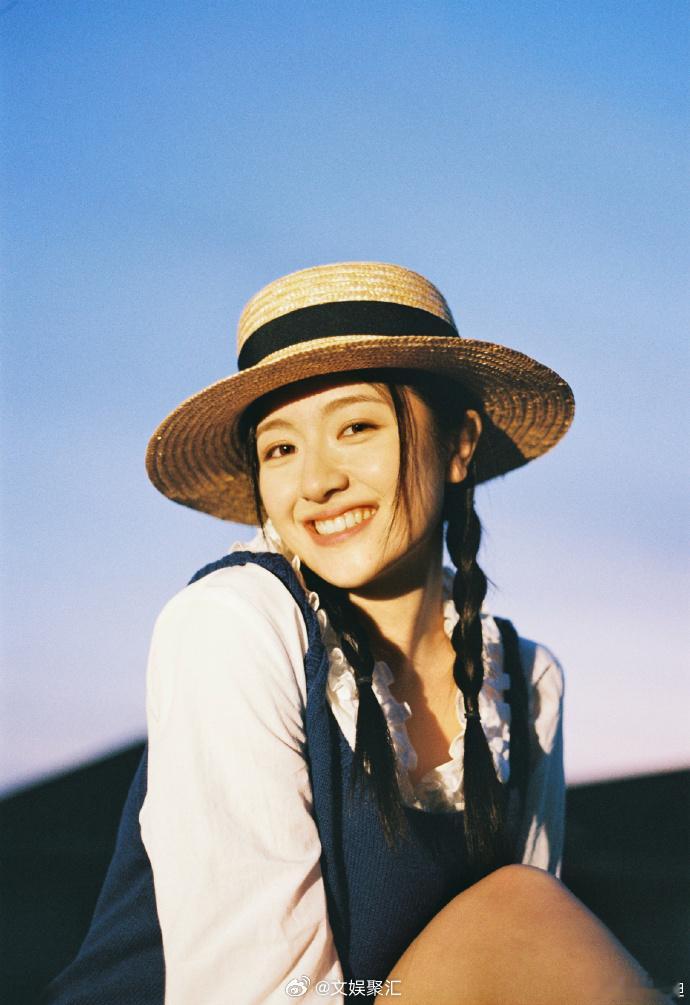 李兰迪又出片了李兰迪春日自在大片 李兰迪又出片了！松弛感与温柔感并存，春日气息扑