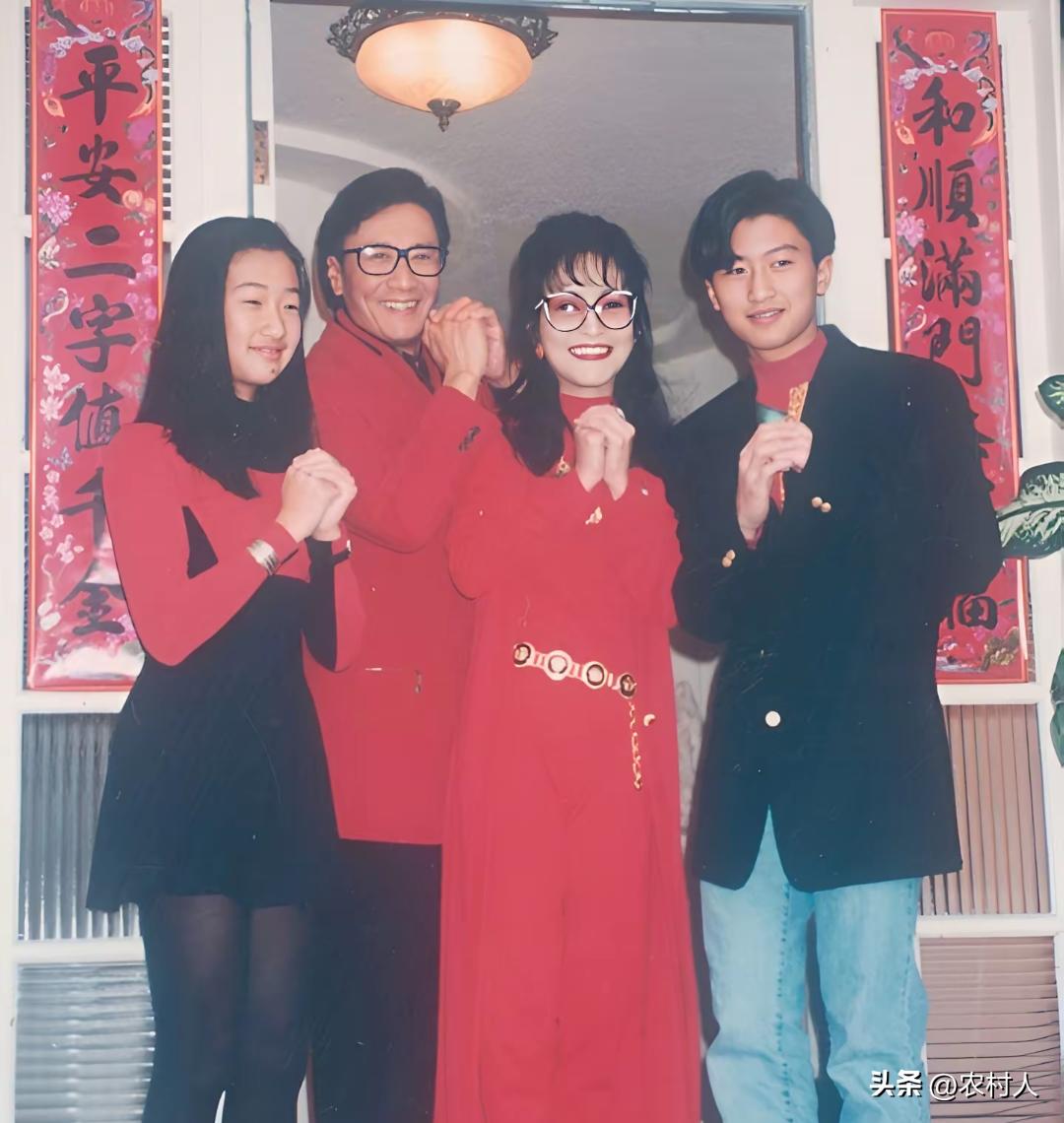 1994年春节，谢贤一家四口双手合十行拜年礼。当时的谢霆锋14岁，妹妹谢婷婷12
