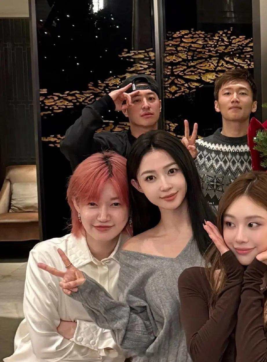 潘玮柏和老婆宣云去朋友家过圣诞，一向低调的宣云还晒出了老公潘玮柏的照片，潘玮柏自