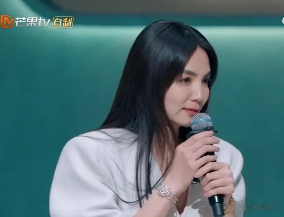Ella是这次初舞台表演的第一名，但她却十分诚恳的，邀请啥也不会的吴倩加入自己团