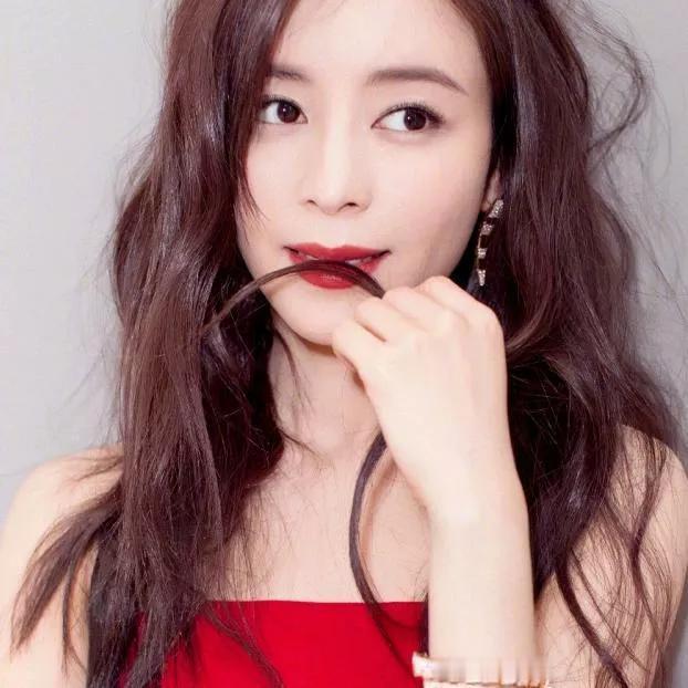 甜美红唇女孩，温柔又迷人，你心动了吗？黑发红唇女神 红唇美人照 红唇美少女 红唇