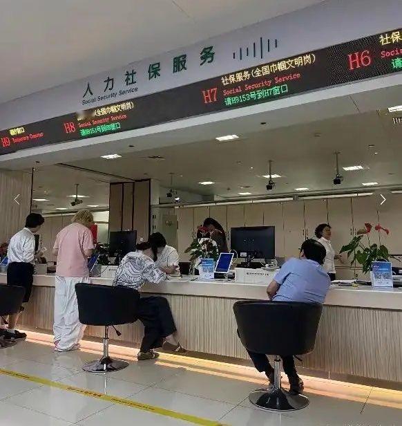 很多人生的遗憾，都是年轻时不经意间留下的。
社保这件事，最能让中年人深有体会。