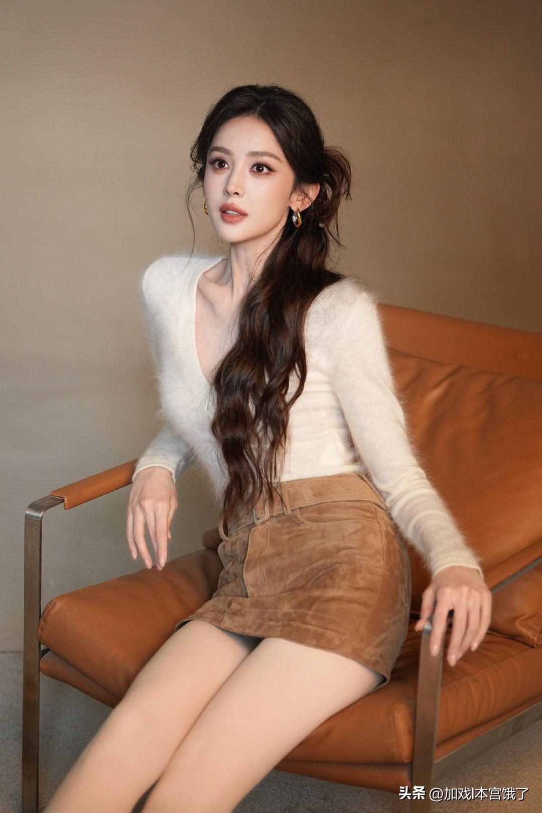 娜扎的美我真的说腻了！
不仅五官优越，
体态也是非常完美！
还有这次的发型，娜扎