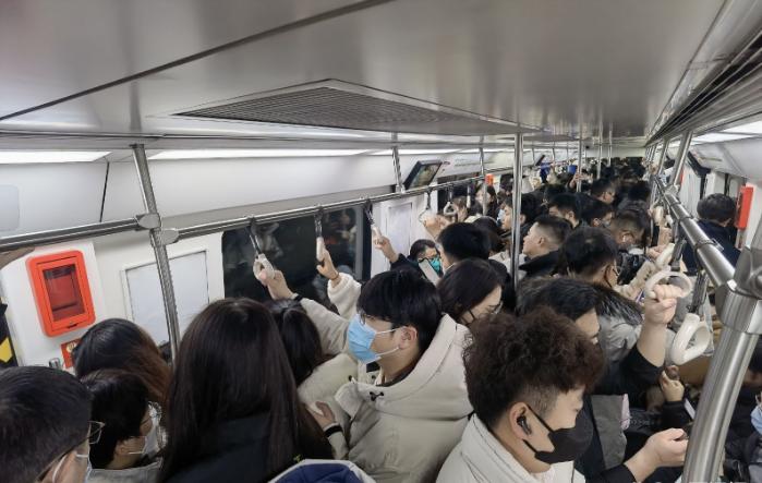 每天人满为患的北京地铁，一年竟然还能亏掉200多亿元。明明每天那么多人坐车，怎么